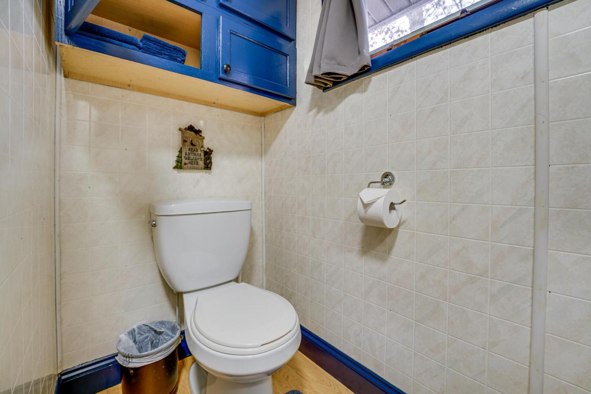 Pet-Friendly Irons Cottage About 4 Mi To Sand Lake! Zewnętrze zdjęcie