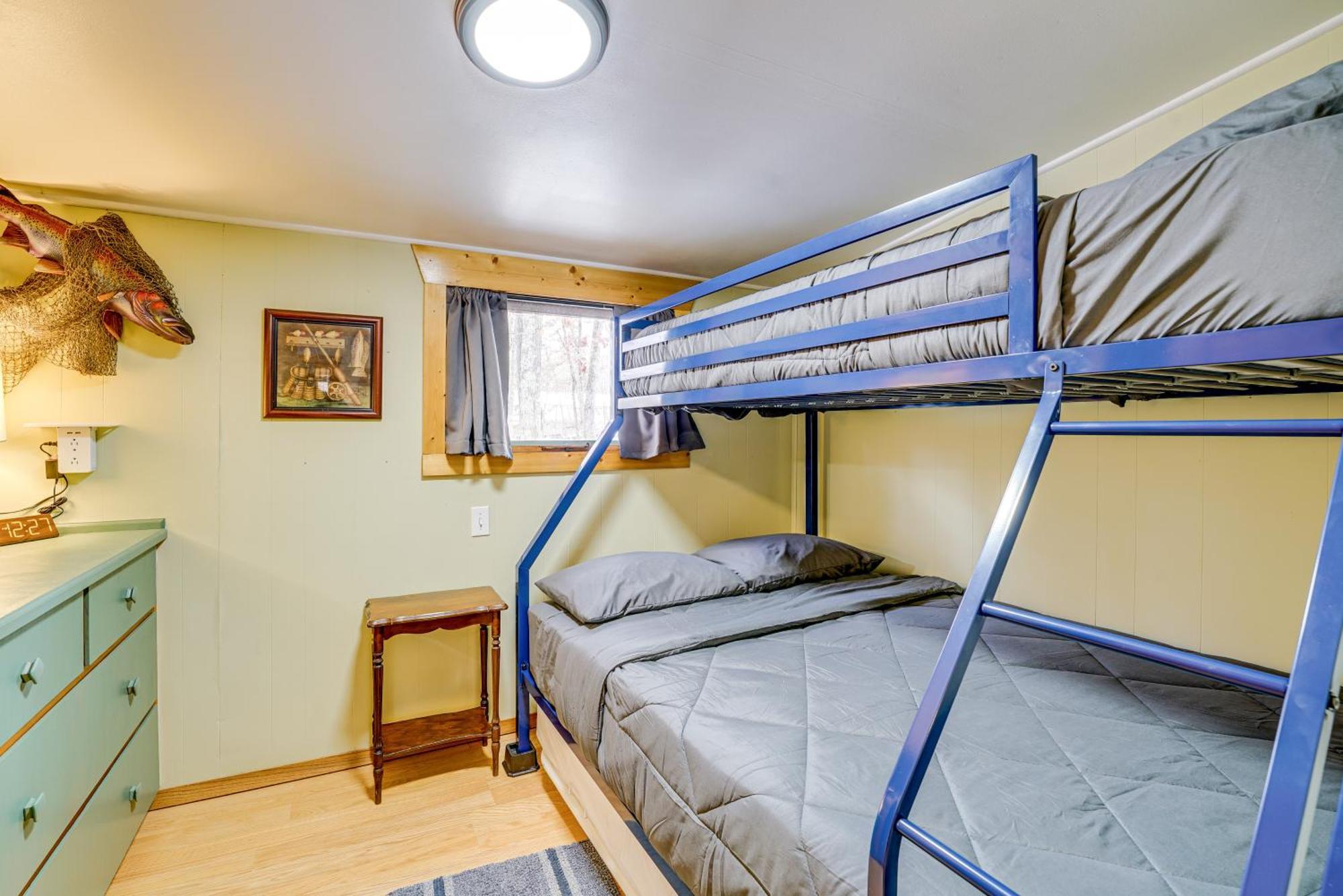 Pet-Friendly Irons Cottage About 4 Mi To Sand Lake! Zewnętrze zdjęcie