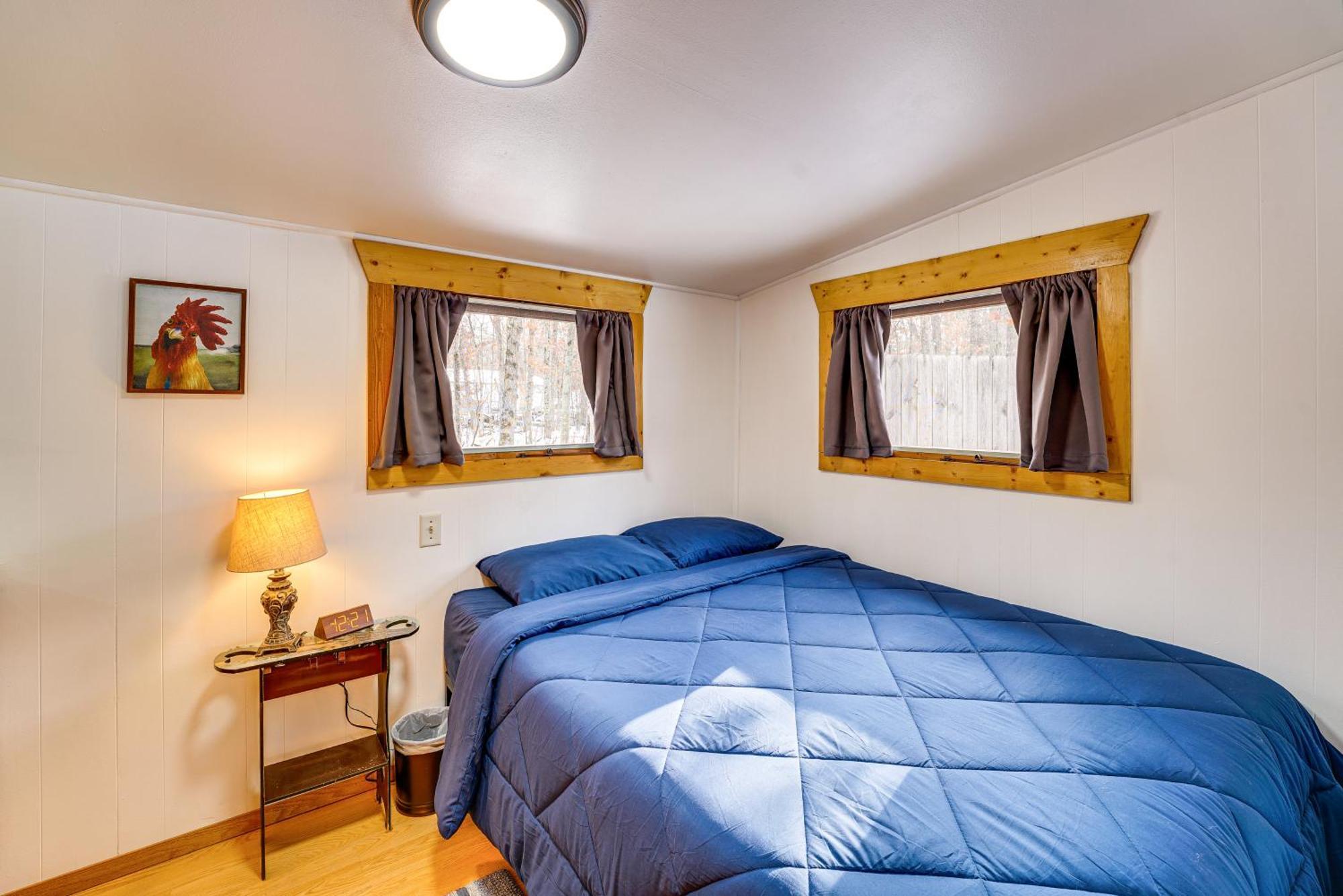 Pet-Friendly Irons Cottage About 4 Mi To Sand Lake! Zewnętrze zdjęcie