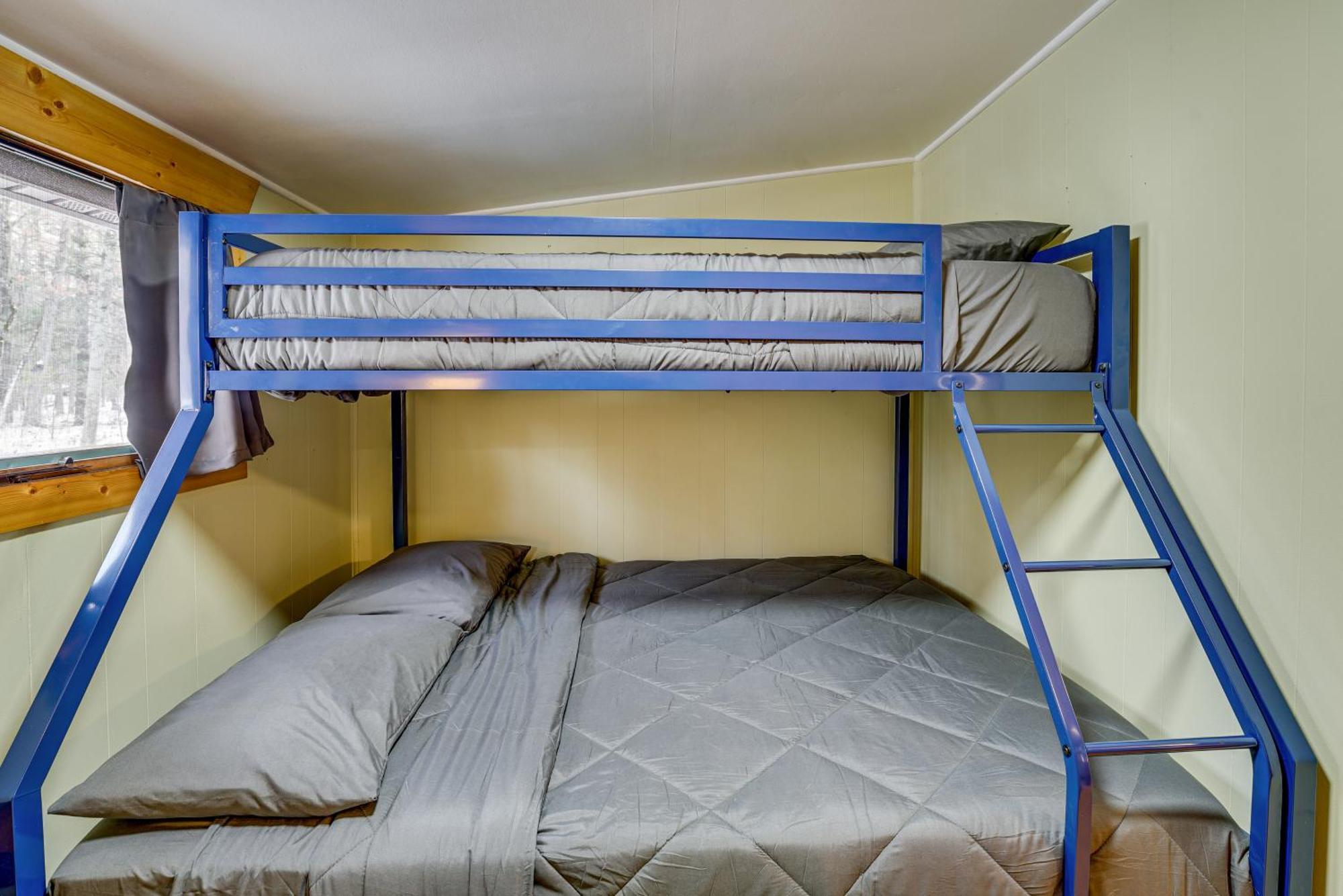 Pet-Friendly Irons Cottage About 4 Mi To Sand Lake! Zewnętrze zdjęcie