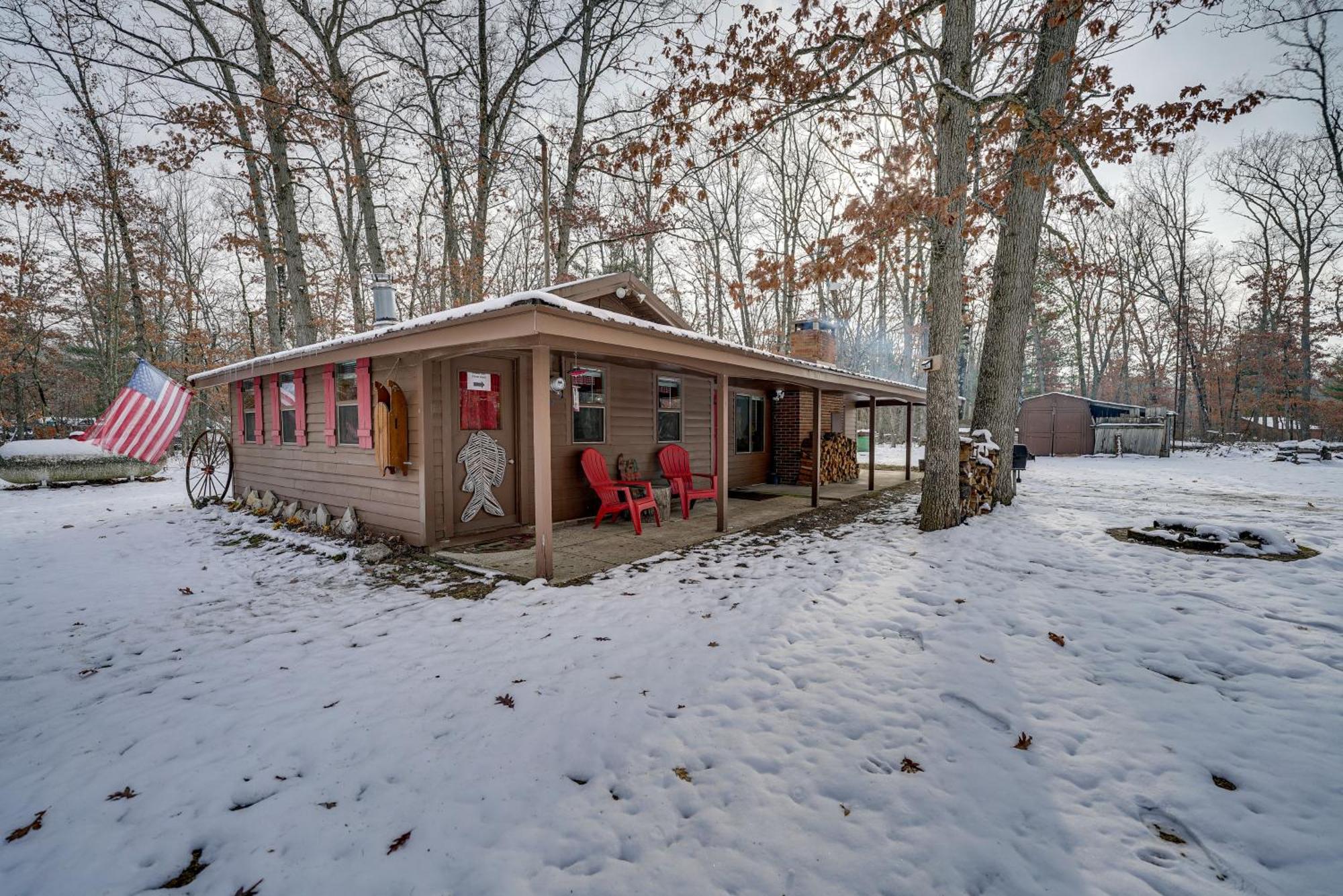 Pet-Friendly Irons Cottage About 4 Mi To Sand Lake! Zewnętrze zdjęcie