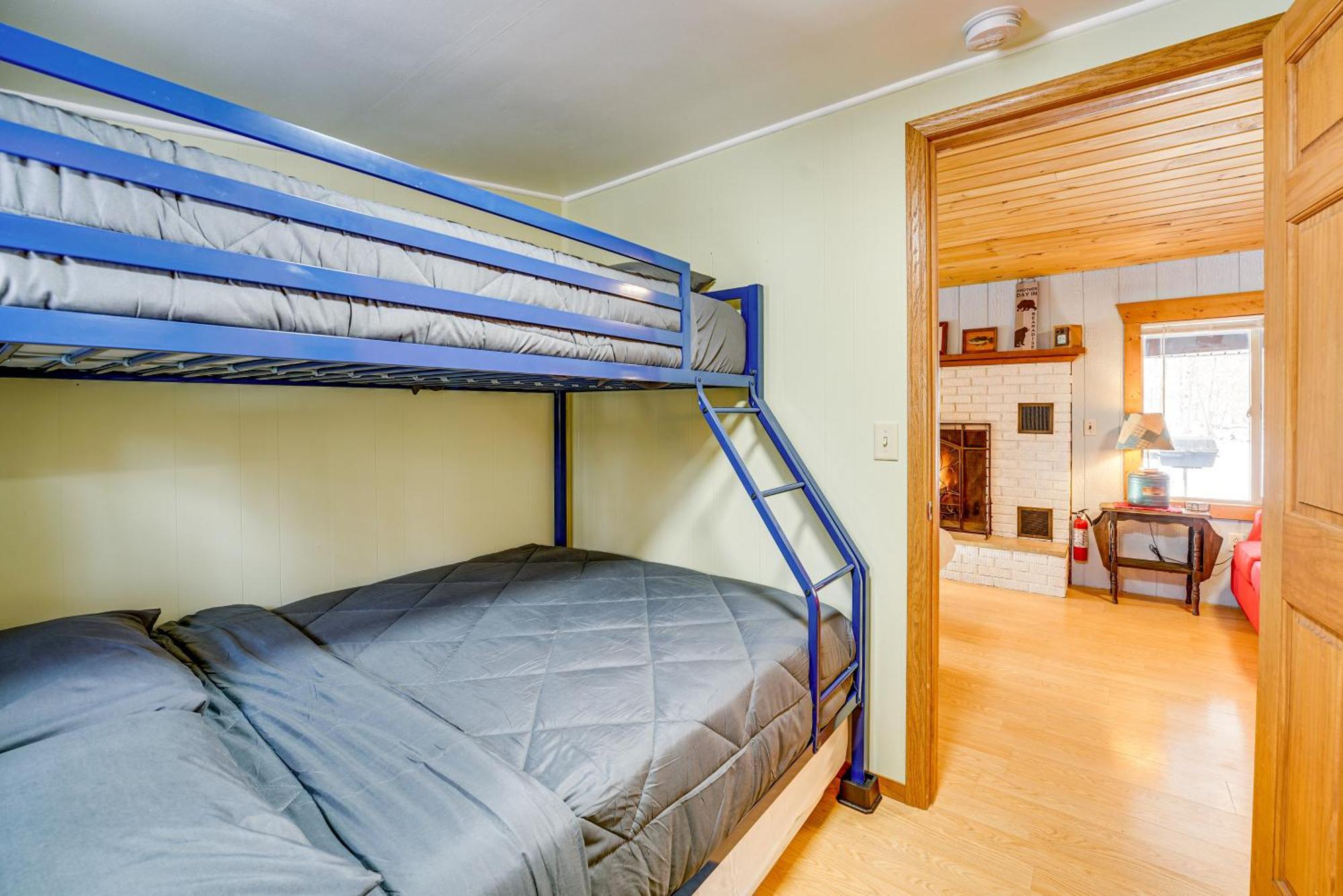 Pet-Friendly Irons Cottage About 4 Mi To Sand Lake! Zewnętrze zdjęcie