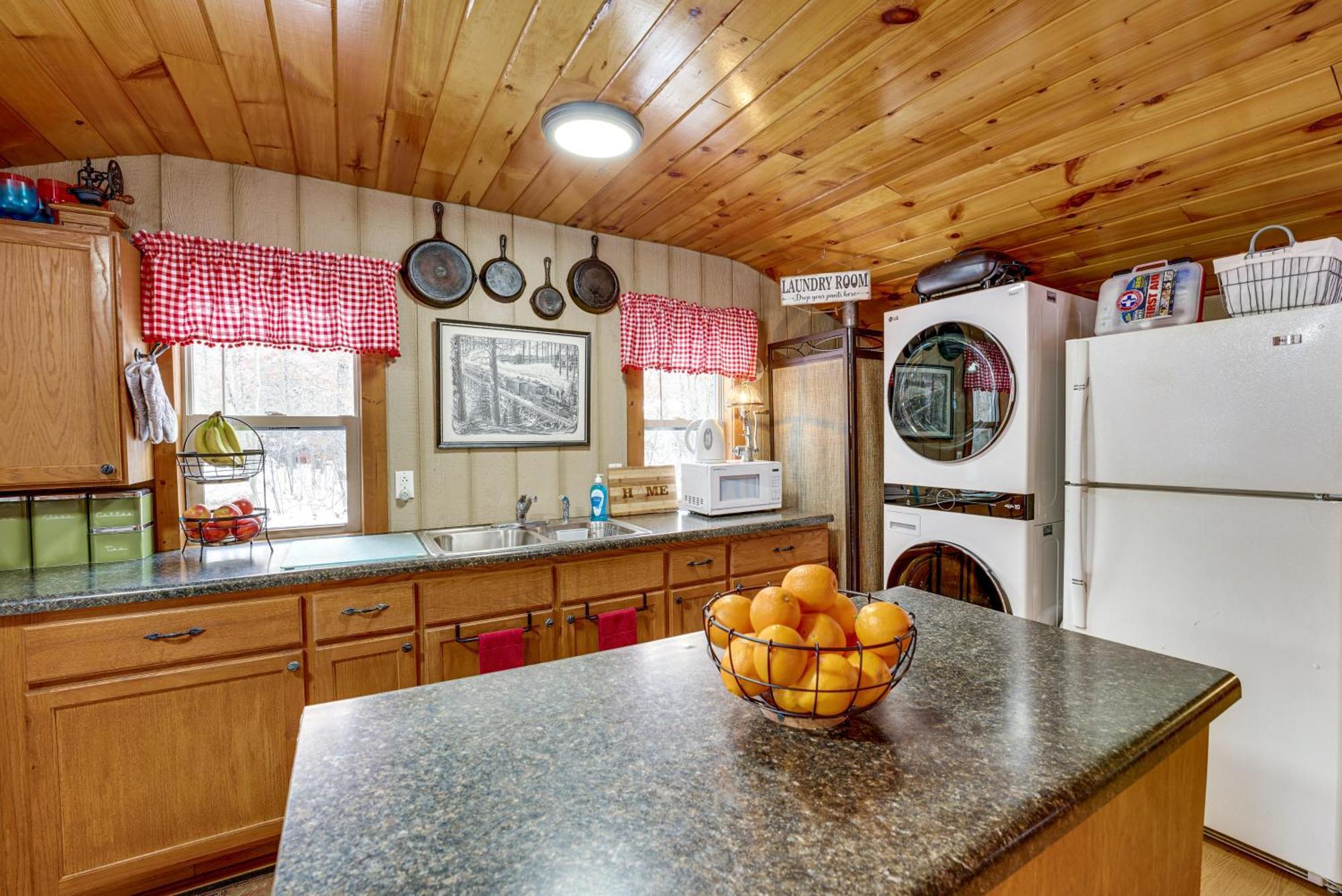 Pet-Friendly Irons Cottage About 4 Mi To Sand Lake! Zewnętrze zdjęcie