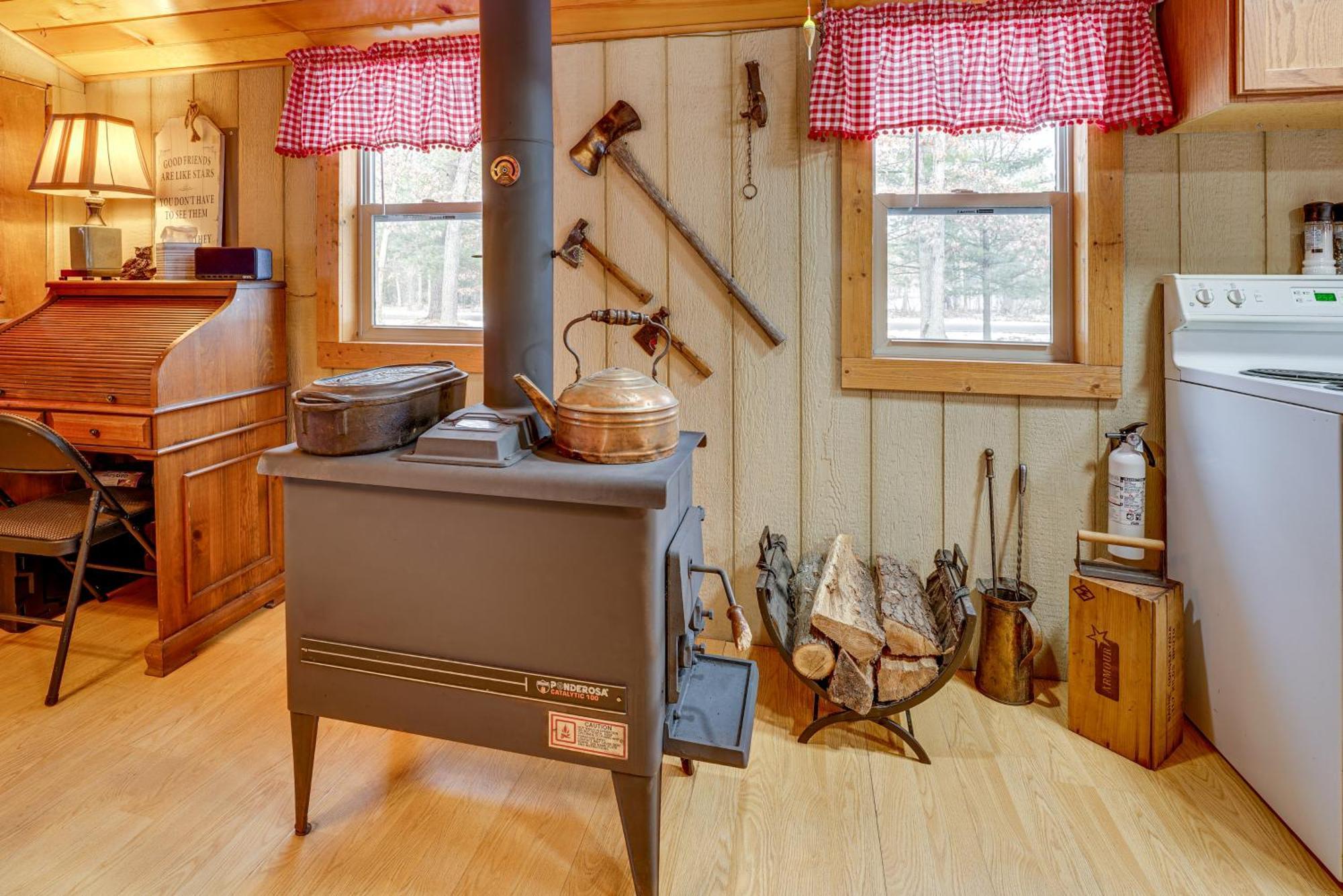 Pet-Friendly Irons Cottage About 4 Mi To Sand Lake! Zewnętrze zdjęcie