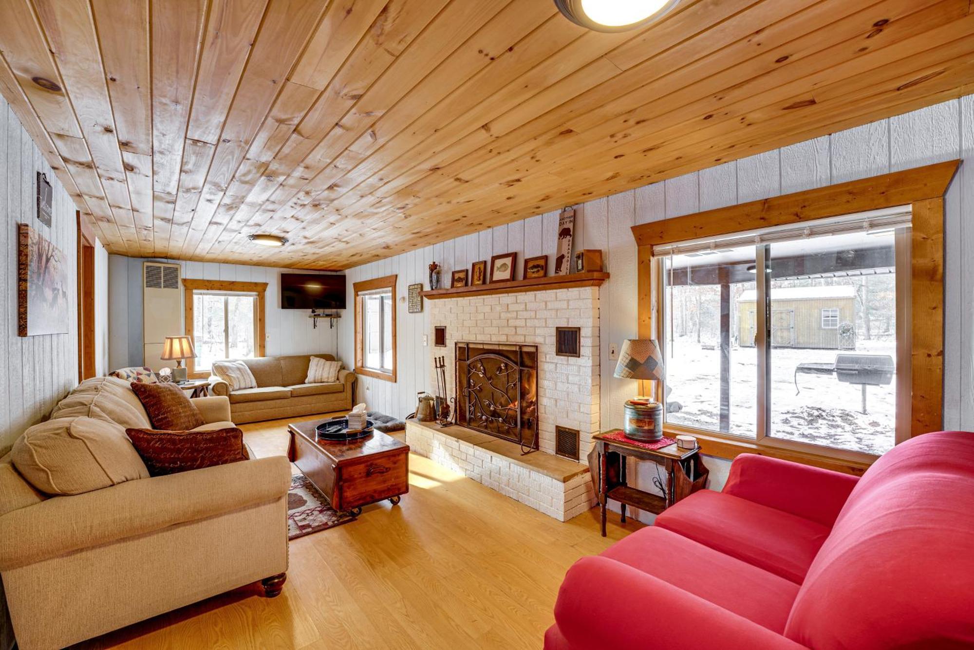 Pet-Friendly Irons Cottage About 4 Mi To Sand Lake! Zewnętrze zdjęcie