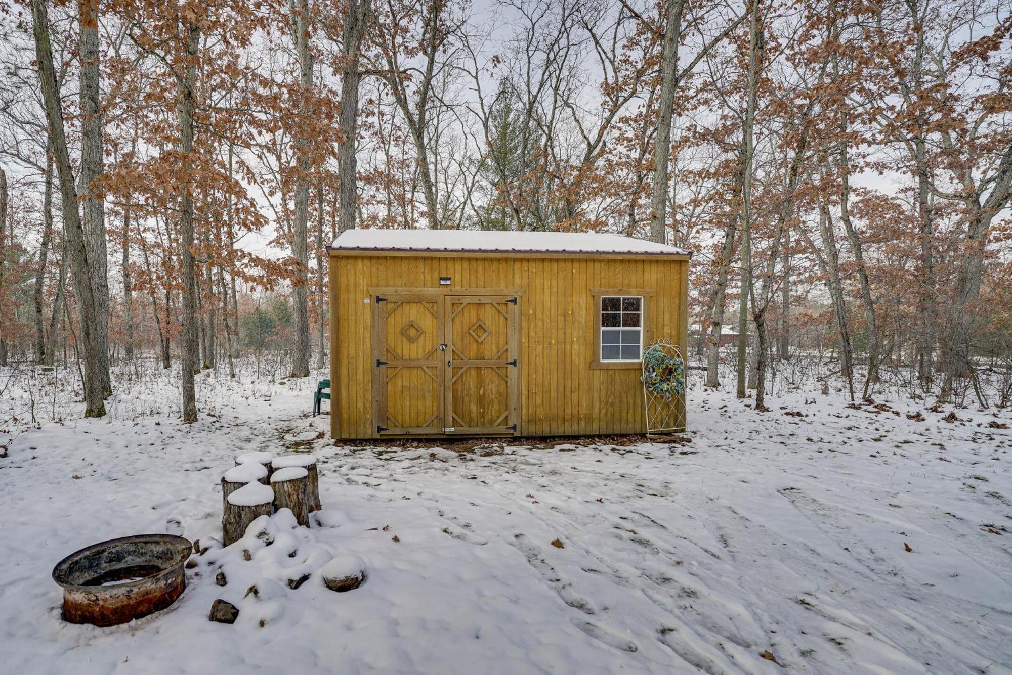 Pet-Friendly Irons Cottage About 4 Mi To Sand Lake! Zewnętrze zdjęcie