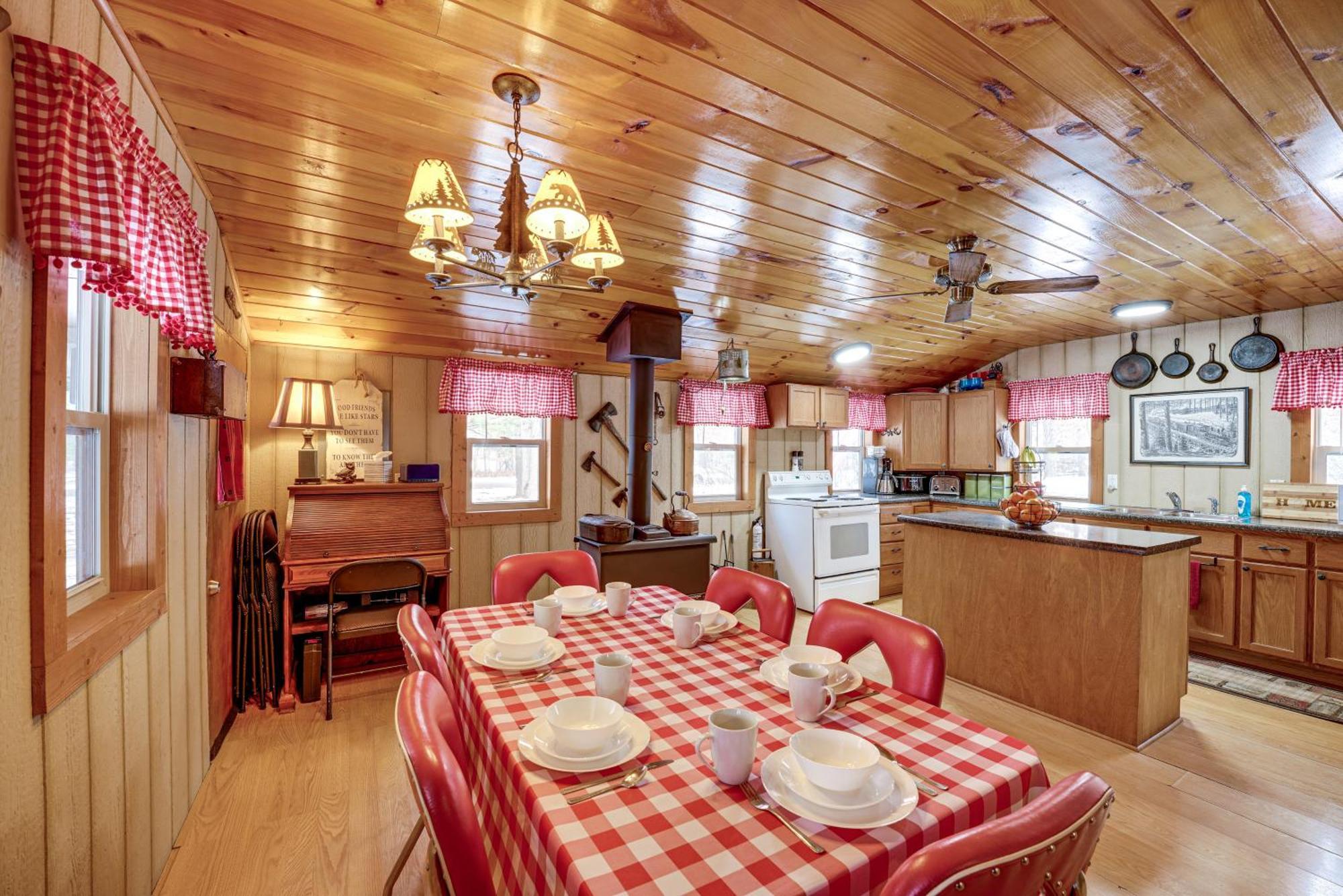 Pet-Friendly Irons Cottage About 4 Mi To Sand Lake! Zewnętrze zdjęcie