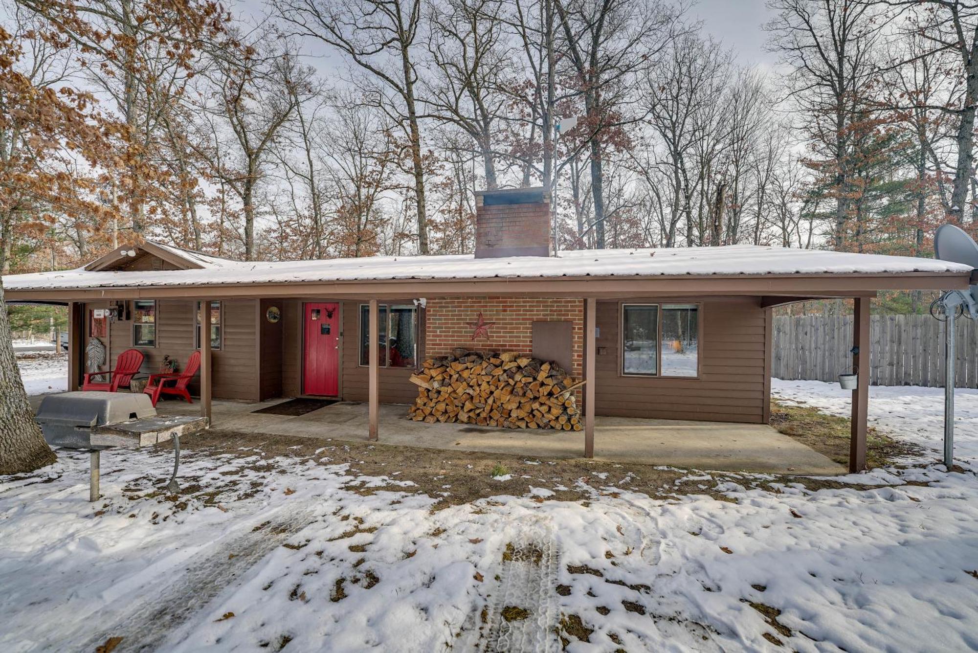 Pet-Friendly Irons Cottage About 4 Mi To Sand Lake! Zewnętrze zdjęcie